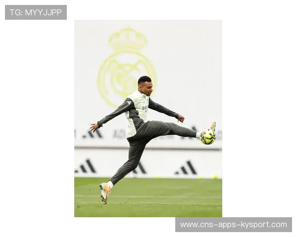 姆巴佩在训练中为新秀指点战术，展现领袖潜质